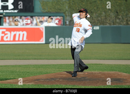 Koji Uehara Orioles gennaio 14 2009 MLB Nuovo Baltimore Orioles pitcher Koji Uehara assiste una nuova firma di presentazione a Rigogolo Park a Camden Yards in Baltimore MD USA FOTO DI AFLO 2324 Foto Stock