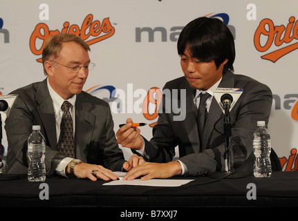 Koji Uehara Orioles gennaio 14 2009 MLB Nuovo Baltimore Orioles pitcher Koji Uehara assiste una nuova firma conferenza stampa con il Presidente Andy MacPhail L a Rigogolo Park a Camden Yards in Baltimore MD USA FOTO DI AFLO 2324 Foto Stock