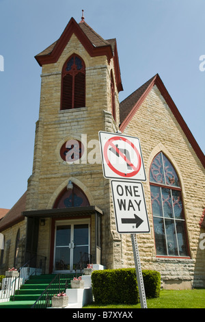 ILLINOIS DeKalb Non svoltare a sinistra e un modo segno davanti della piccola chiesa del paese Foto Stock