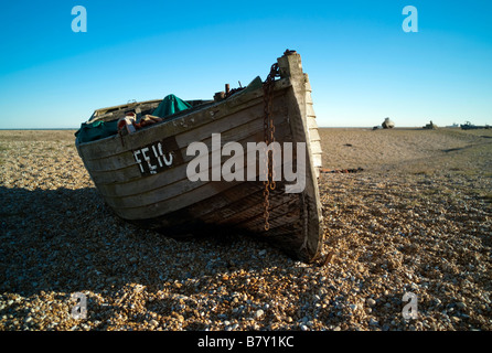 Un vecchio abbandonato barca da pesca redatto su di una spiaggia di ciottoli in Inghilterra del sud della costa Foto Stock