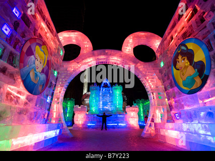 Illuminata scultura di ghiaccio di notte in forma di Mickey Mouse al ghiaccio annuale festival sponsorizzate da Disney a Harbin, Cina Foto Stock