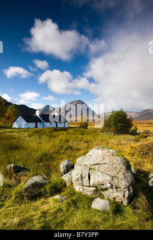 Cottage su Rannoch Moor vicino Buachaille Etive Mor Highlands scozzesi Scozia Scotland Foto Stock
