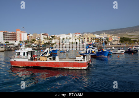 La piscicoltura nave l'oceano di San Juan Dos entra nel porto di San Juan a sud di Tenerife Isole Canarie Foto Stock