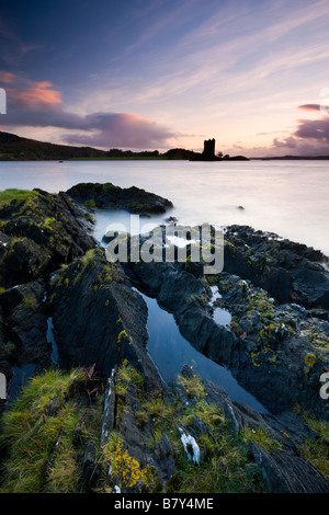 Castle Stalker dalle sponde del Loch Linne vicino a Port Appin Highlands scozzesi Scozia Scotland Foto Stock