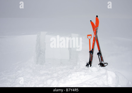 Snowpit utilizzato per valutare il pericolo di valanghe sulle montagne Regno Unito Foto Stock