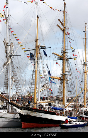 Pellicano di Londra legata al fianco di Falmouth docks in attesa di competere in Tall Ships gara alimentatore Funchal 500 a Madera Foto Stock