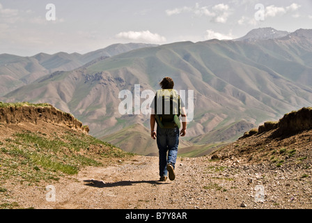 Uomo a camminare in montagna vicino a Song Kol Kirghizistan Foto Stock