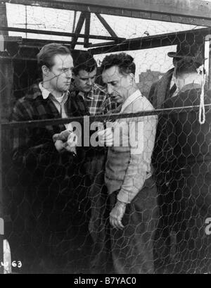 Marlon Brando, Elia Kazan, sul set sul lungomare Anno: 1954 USA direttore: Elia Kazan Foto Stock