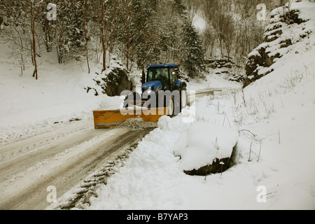 Febbraio 2008 - arare la neve a Cheddar Gorge Somerset, Inghilterra Foto Stock