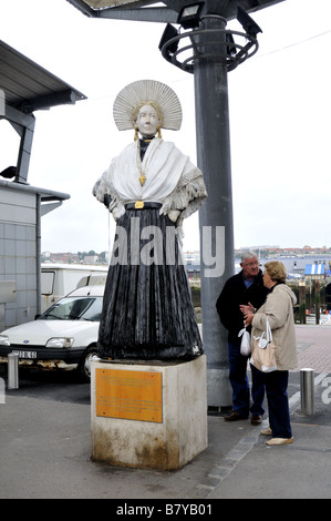 In costume tradizionale statua di Zabelle, moglie di folklore locale pescatore Batisse, in Boulogne-sur-Mer mercato del pesce, Francia. Foto Stock