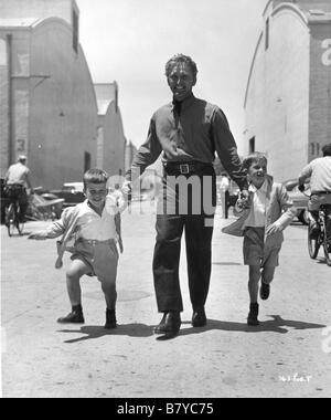 Kirk Douglas, Michael Douglas e Andrew Douglas durante le riprese di grandi alberi Anno : 1952 STATI UNITI D'AMERICA Foto Stock