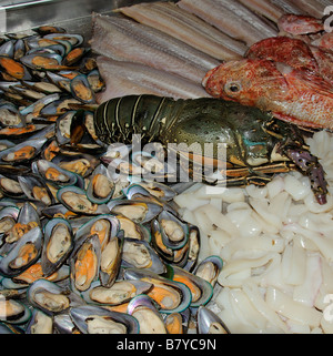 Piatti a base di frutti di mare freschi visto in un armadio a freddo di un ristorante spagnolo catturati nell'Oceano Atlantico al largo dell'isola di Tenerife Foto Stock