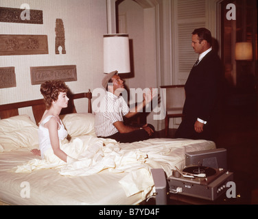 George Englund George H. ENGLUND Direttore: George H. ENGLUND avec Marlon Brando et Sandra Chiesa sur le tournage de le vilain americain / il brutto american 1963 Stati Uniti d'America Foto Stock