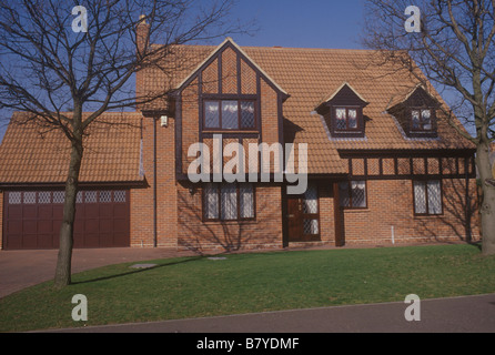 Great Dunmow Essex REGNO UNITO tradizionale di stile tardo ventesimo secolo degli anni novanta la nuova build staccata family house Foto Stock