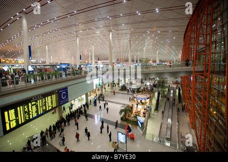 Interior ampia vista della nuova architettura moderna e il design del Beijing Airport Terminal 3 2009 Foto Stock