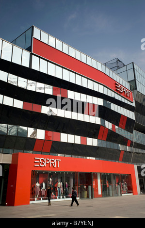 Esterno del nuovo flagship store Esprit in ultra moderno complesso di shopping nel centro di Pechino 2009 Foto Stock