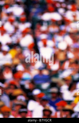 Sfocato folla di spettatori allo stadio Foto Stock