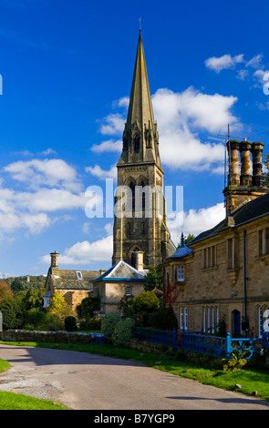 Vista del villaggio di Edensor vicino a Bakewell nel Derbyshire Peak District Inghilterra REGNO UNITO Foto Stock