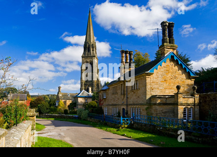 Vista del villaggio di Edensor vicino a Bakewell nel Derbyshire Peak District Inghilterra REGNO UNITO Foto Stock