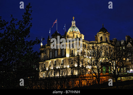 L'ex Bank of Scotland sede su Edimburgo di Tumulo illuminata di notte Foto Stock