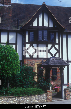 Eastbourne SUSSEX REGNO UNITO tipico degli anni trenta suburban mock tudor house dettaglio di gable e porta d'ingresso Foto Stock