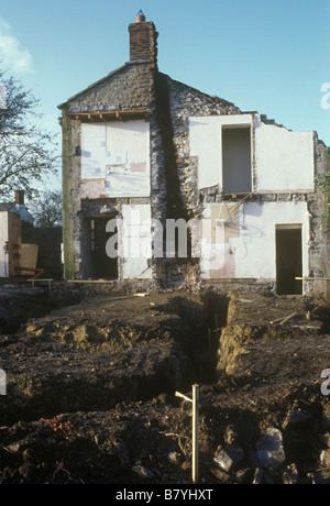 Ditcheat Somerset REGNO UNITO cottage in pietra semi demolita in preparazione per la costruzione di fondazioni di estensione scavato e visibile Foto Stock