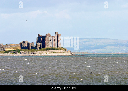 Il castello di Piel Cumbria da Walney island Foto Stock