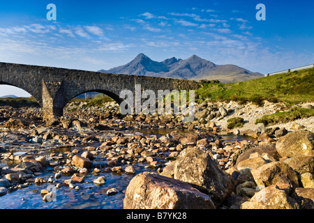 Sgurr nan Gillean dal fiume Sligachan sulla bellissima isola di Skye nel nord ovest highlands, Scozia Foto Stock