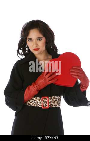 Bella donna holding rosso a forma di cuore scatola di caramelle il giorno di San Valentino Foto Stock