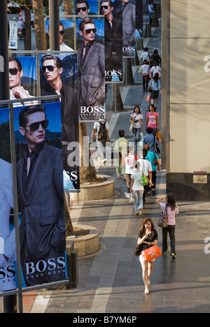 Gli amanti dello shopping in esclusiva area dello shopping di Pathumwan quartiere centrale di Bangkok in Thailandia Foto Stock