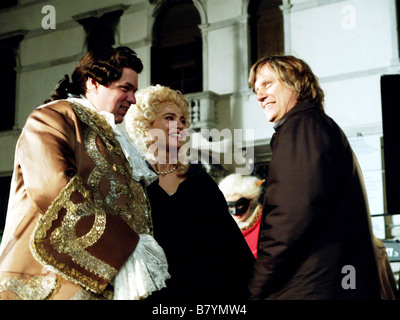 Lasse Hallström Lasse Hallström Oliver Platt, Lena Olin e direttore: Lasse Hallström sul set di Casanova Anno: 2005 STATI UNITI D'AMERICA Foto Stock