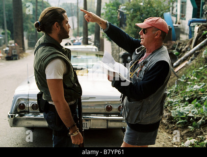 Tony Scott dirige Edgar Ramirez sul set Domino Anno: 2005 STATI UNITI D'AMERICA Foto Stock