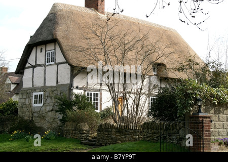 Cottage con il tetto di paglia del XVII secolo in Oxfordshire Foto Stock