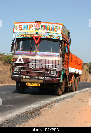 Tata carrello sulla strada vicino a Udipi Kanataka India Foto Stock