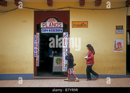 La gente peruviana, madre e figlia, andare a fare shopping, shoppers, shopping, cancelleria store, avenida sol, città di Cuzco, provincia di Cuzco, Perù Foto Stock