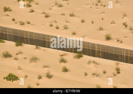 Noi Messico recinzione di confine, ANTENNA, Imperial dune vicino Calexico, California Foto Stock