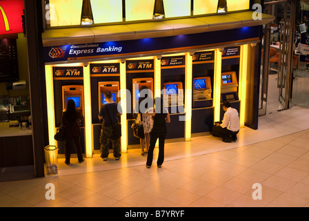 Fila di ATM Bancomat nella sistemazione di shopping mall Pathumwan quartiere centrale di Bangkok in Thailandia Foto Stock