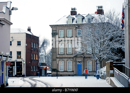 La Abbotsford edificio in inverno visto dalla Piazza Vecchia, Warwick, Warwickshire, Inghilterra, Regno Unito Foto Stock