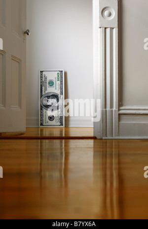 Enormi dimensioni 100 dollari lean contro la parete Foto Stock