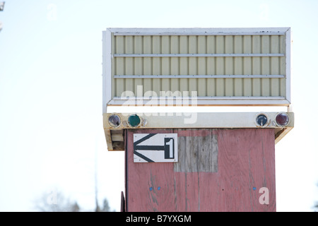 Un vecchio drive in movie ticket booth con un segno bianco per il testo Foto Stock