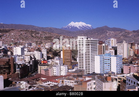 Alta edifici di appartamenti nel centro di La Paz e Mt Illimani, Bolivia Foto Stock