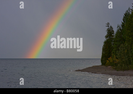 Rainbow sopra il lago Foto Stock