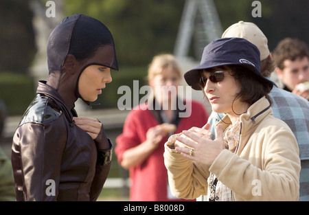 Charlize Theron e direttore di Karyn Kusama sul set di Aeon Flux Anno: 2005 STATI UNITI D'AMERICA Foto Stock