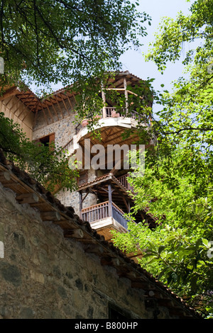 Tetto di tegole vista sul primo piano e hotel sulla collina di background, su sky Kakopetria villaggio nei monti Troodos Cipro del Sud Foto Stock