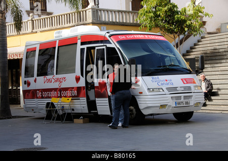 Di sangue spagnolo servizio trasfusionale donatore bus veicolo parcheggiato in Icod centro città Tenerife Isole Canarie Foto Stock