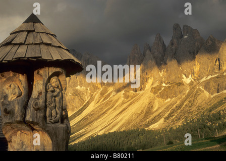 Santuario di Rifugio Brogles vicino Geisler Gruppe in Val Gardena area al tramonto Dolomiti Südtirol Alto Adige Italia Foto Stock