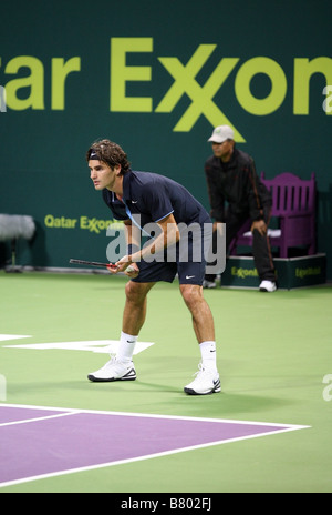 Roger Federer svizzera o riproduzione di Andreas Seppi di Italia il Jan 7 2009 nel Qatar ExxonMobil Open Foto Stock