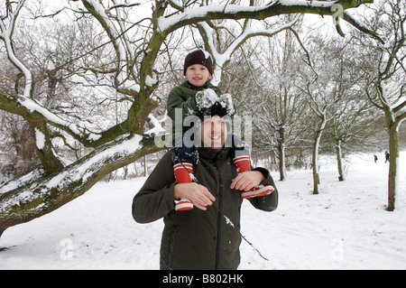 Un padre e figlio godendo la neve Foto Stock