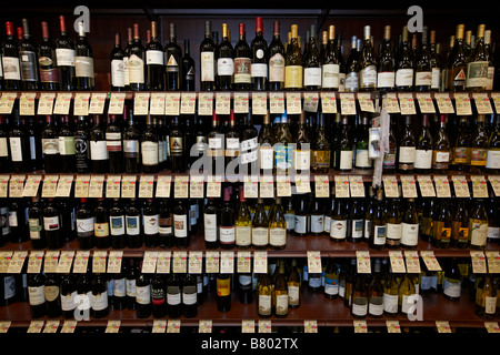 Grande selezione di vini in un supermercato locale. Napa Valley, California, Stati Uniti d'America. Foto Stock