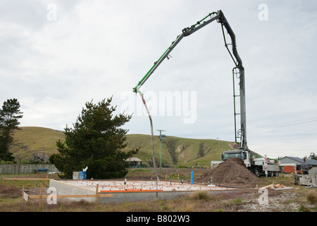 Pompa per calcestruzzo pronto a versare la lastra di fondazione Foto Stock